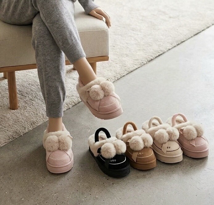 Grossiste C&C Chaussures - Chausson enfant semelle compensé noeud et pompom avec élastique de maintiens à l'arrière