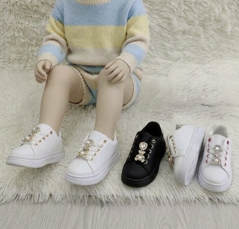 Wholesaler C&C Chaussures - Girls' tennis sneakers with bear and heart decorations