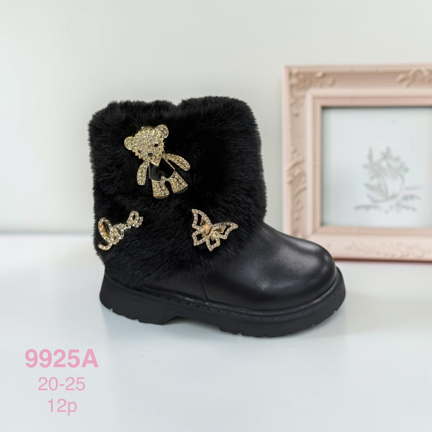 Großhändler C&C Chaussures - Schwarze gefütterte Stiefeletten mit Pins auf dem Kunstfell außen und dekorativen goldenen Pins