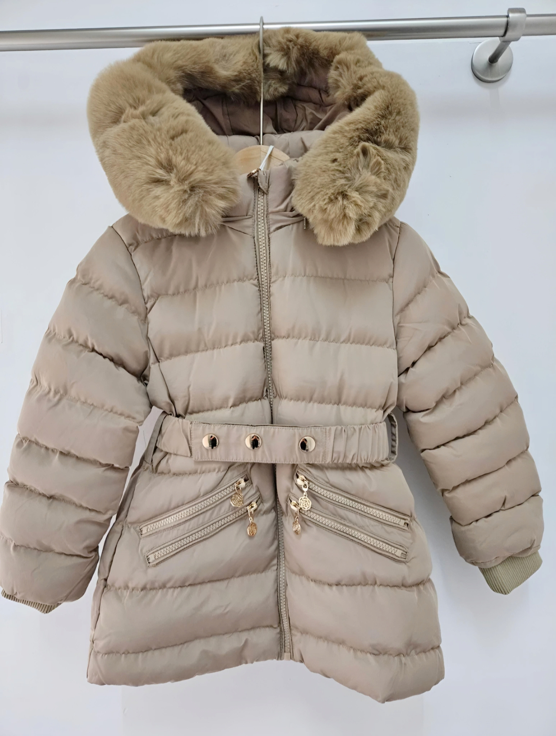 Grossista Chicaprie - Piumino a Maniche Lunghe per Ragazza con Cappuccio, Pelliccia Sintetica, Zip e Cintura Urbana