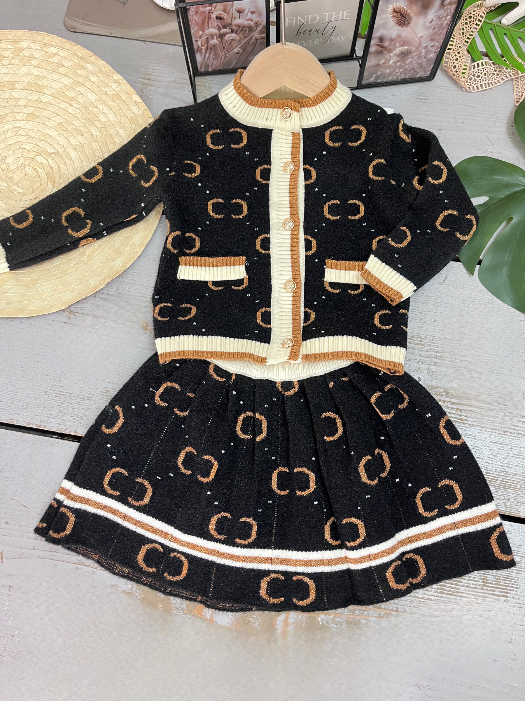 Grossista Chicaprie - Completo Chic con Top Gilet a Maglia con Motivi e Gonna Corta Pieghettata per Ragazze