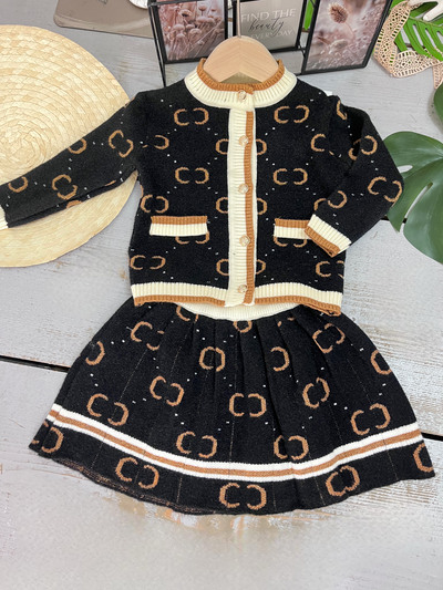 Grossista Chicaprie - Completo Chic con Top Gilet a Maglia con Motivi e Gonna Corta Pieghettata per Ragazze Grossista Chicaprie - Completo Chic con Top Gilet a Maglia con Motivi e Gonna Corta Pieghettata per Ragazze