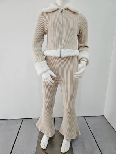 Grossista Chicaprie - Completo Accogliente per Ragazze: Giacca con Zip in Eco-Pelliccia e Pantaloni a Zampa in Velluto a Coste Unito Grossista Chicaprie - Completo Accogliente per Ragazze: Giacca con Zip in Eco-Pelliccia e Pantaloni a Zampa in Velluto a Coste Unito