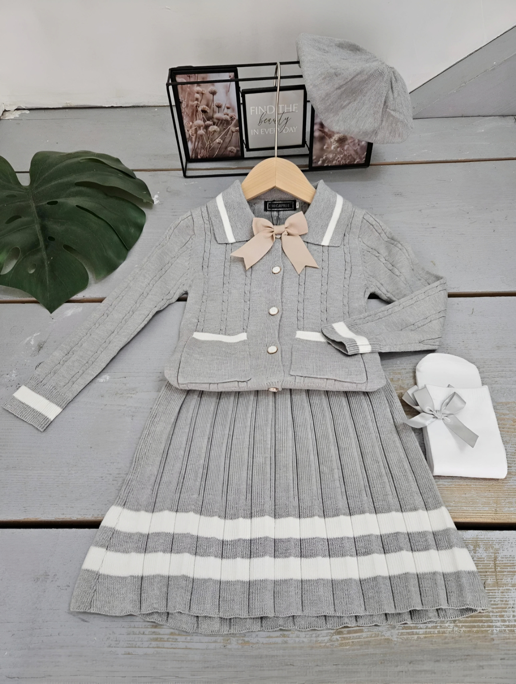 Mayorista Chicaprie - Conjunto de Punto Chic: Cárdigan Trenzado con Lazo y Falda Corta Plisada, Boina para Niña