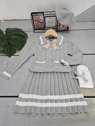 Grossista Chicaprie - Completo Maglia Chic: Cardigan Intrecciato con Fiocco e Gonna Corta Pieghettata, Berretto da Ragazza Grossista Chicaprie - Completo Maglia Chic: Cardigan Intrecciato con Fiocco e Gonna Corta Pieghettata, Berretto da Ragazza