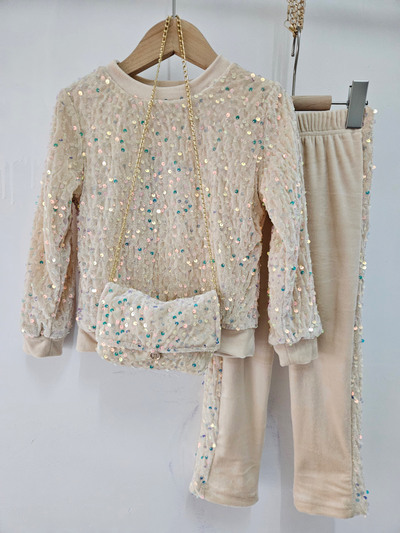 Grossista Chicaprie - Completo Top e Pantaloni in Velluto Brillante con Borsa a Catena Chic per Festa Ragazza Grossista Chicaprie - Completo Top e Pantaloni in Velluto Brillante con Borsa a Catena Chic per Festa Ragazza