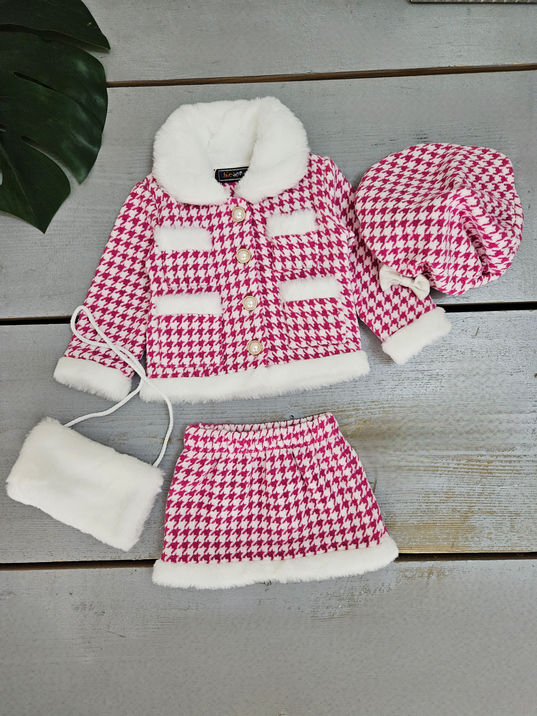 Grossista Chicaprie - Set Chic per Bambina: Giacca con Bottoni di Perle e Gonna Corta a Motivo Pied de Poule con Pelliccia Sintetica