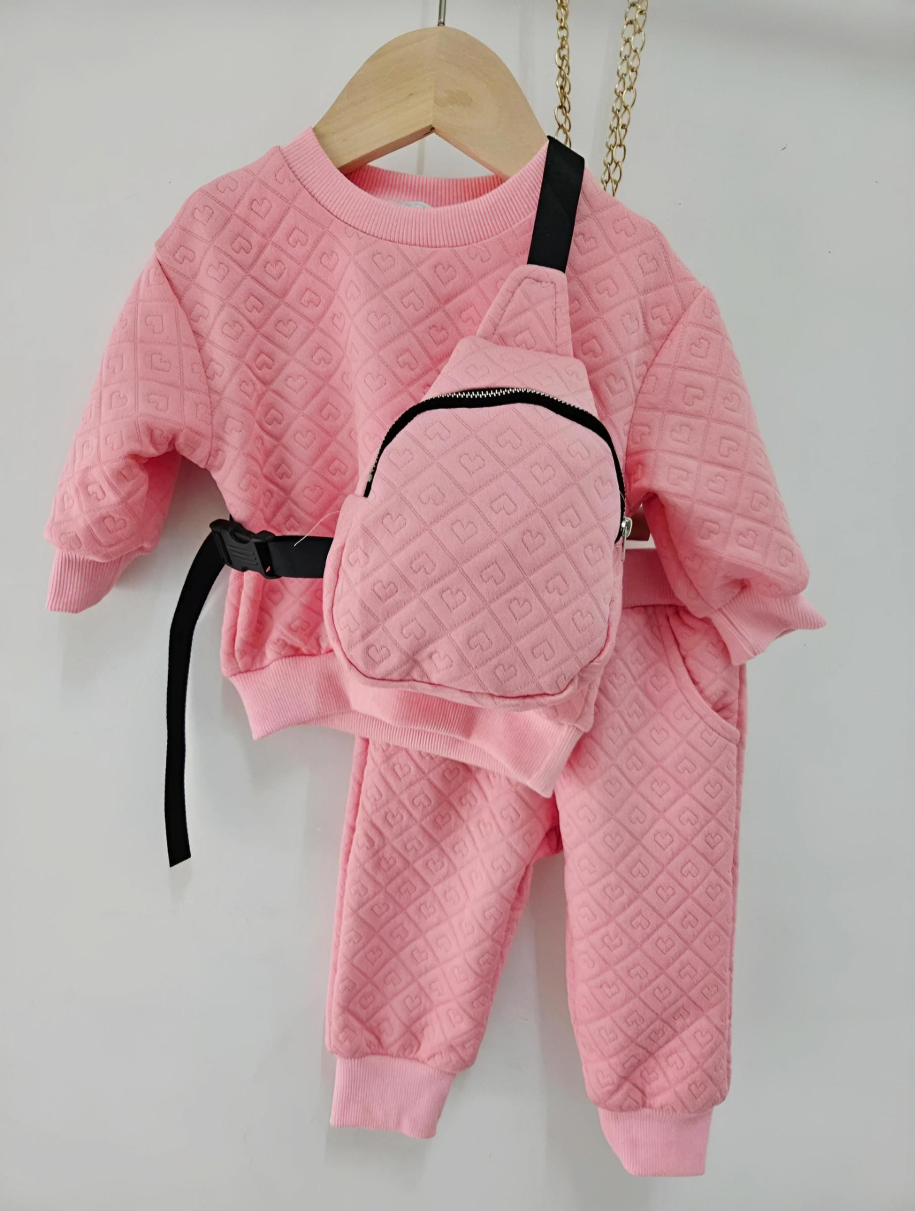 Grossista Chicaprie - Completo Maglione a Maniche Lunghe e Jogging Sportivo a Tinta Unita Testurizzato con Borsetta a Tracolla per Bambina