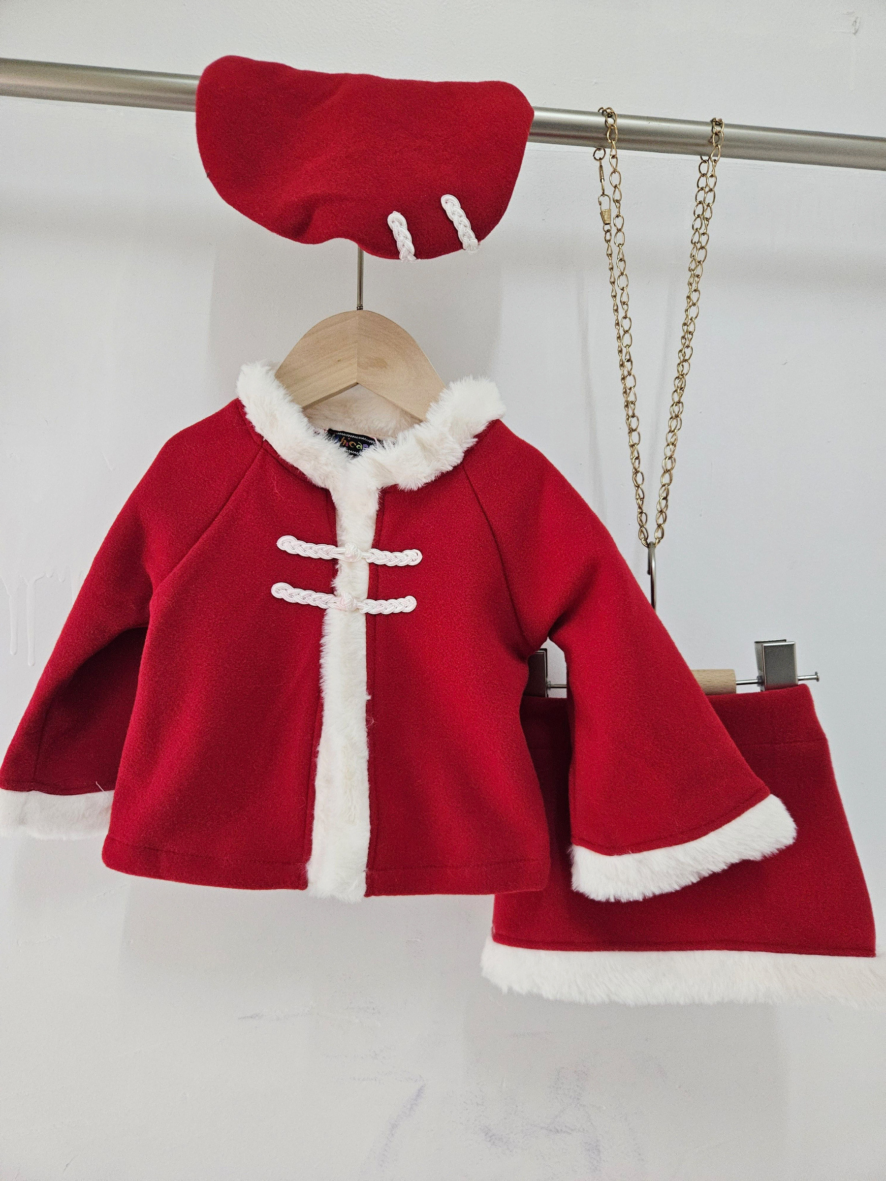 Grossista Chicaprie - Set Chic Vintage: Giacca a Maniche Svasate e Gonna Corta con Eco-Pelliccia per Bambina