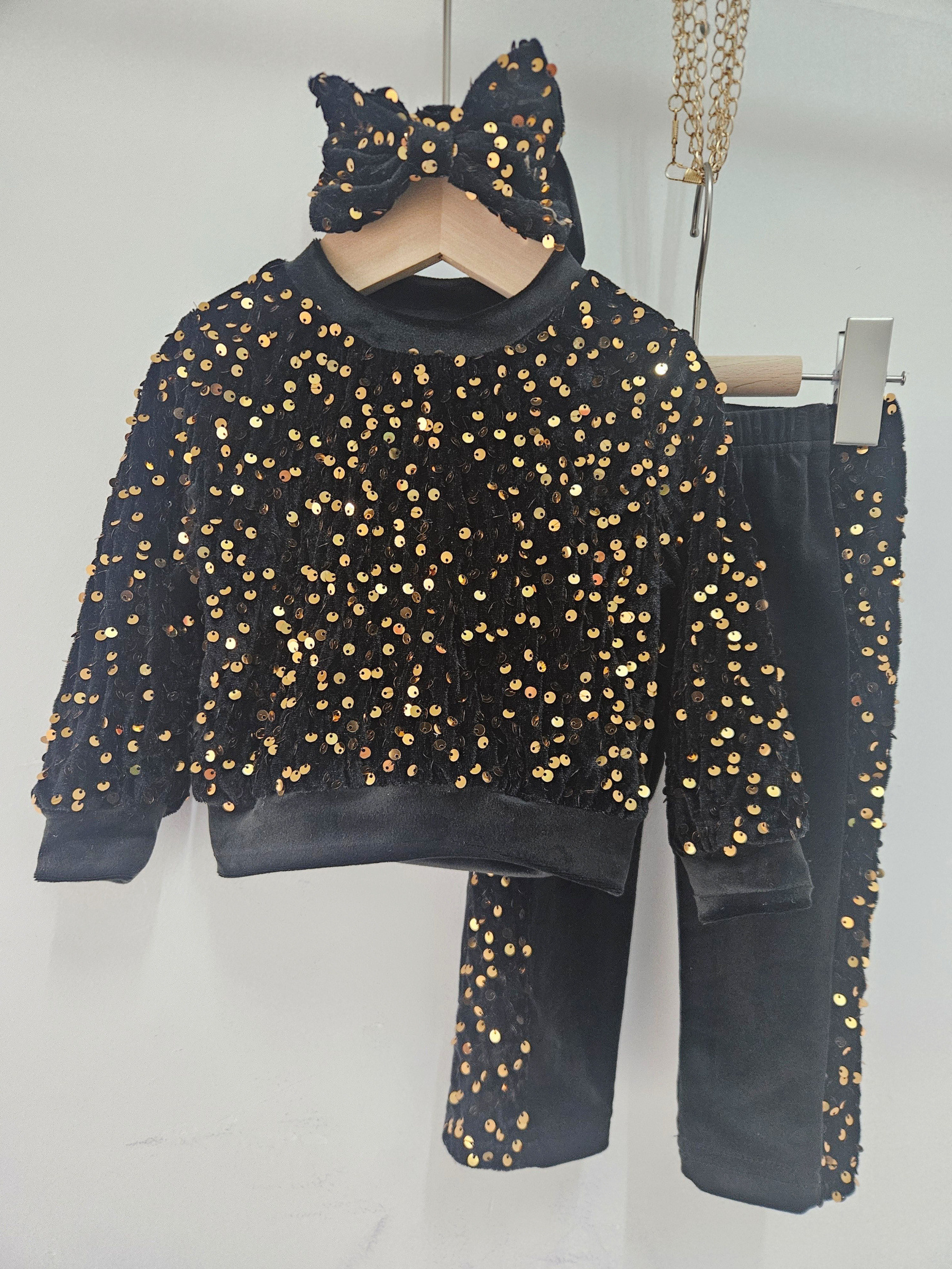Grossista Chicaprie - Completo Top e Pantaloni in Velluto Brillantinato con Fascia Fiocco Chic per Festa Bimba