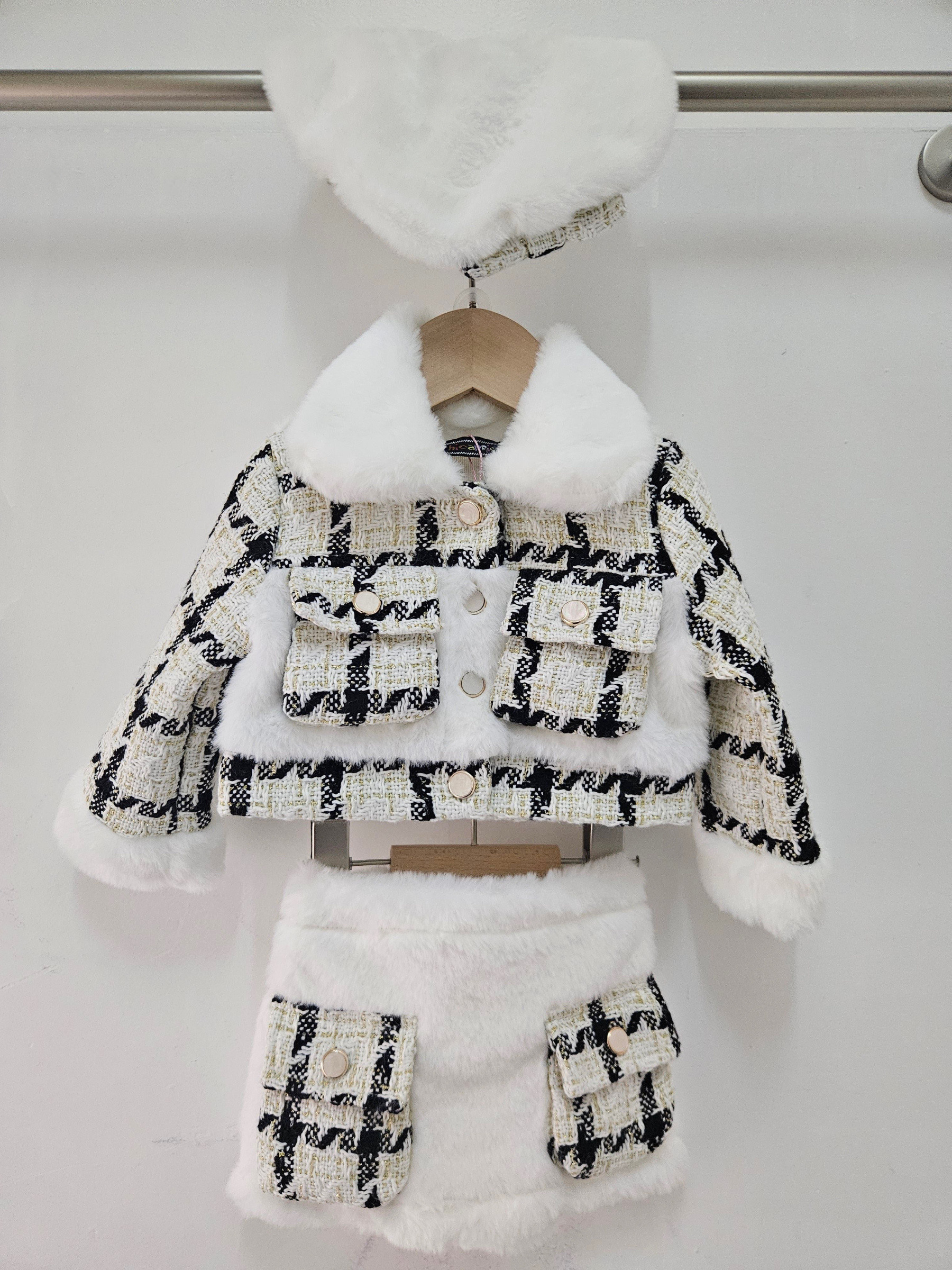 Grossiste Chicaprie - Ensemble Veste Carreaux Tweed Chic Avec Col Et Jupe Courte Faux Fourrure, Béret Noeud Bébé Fille