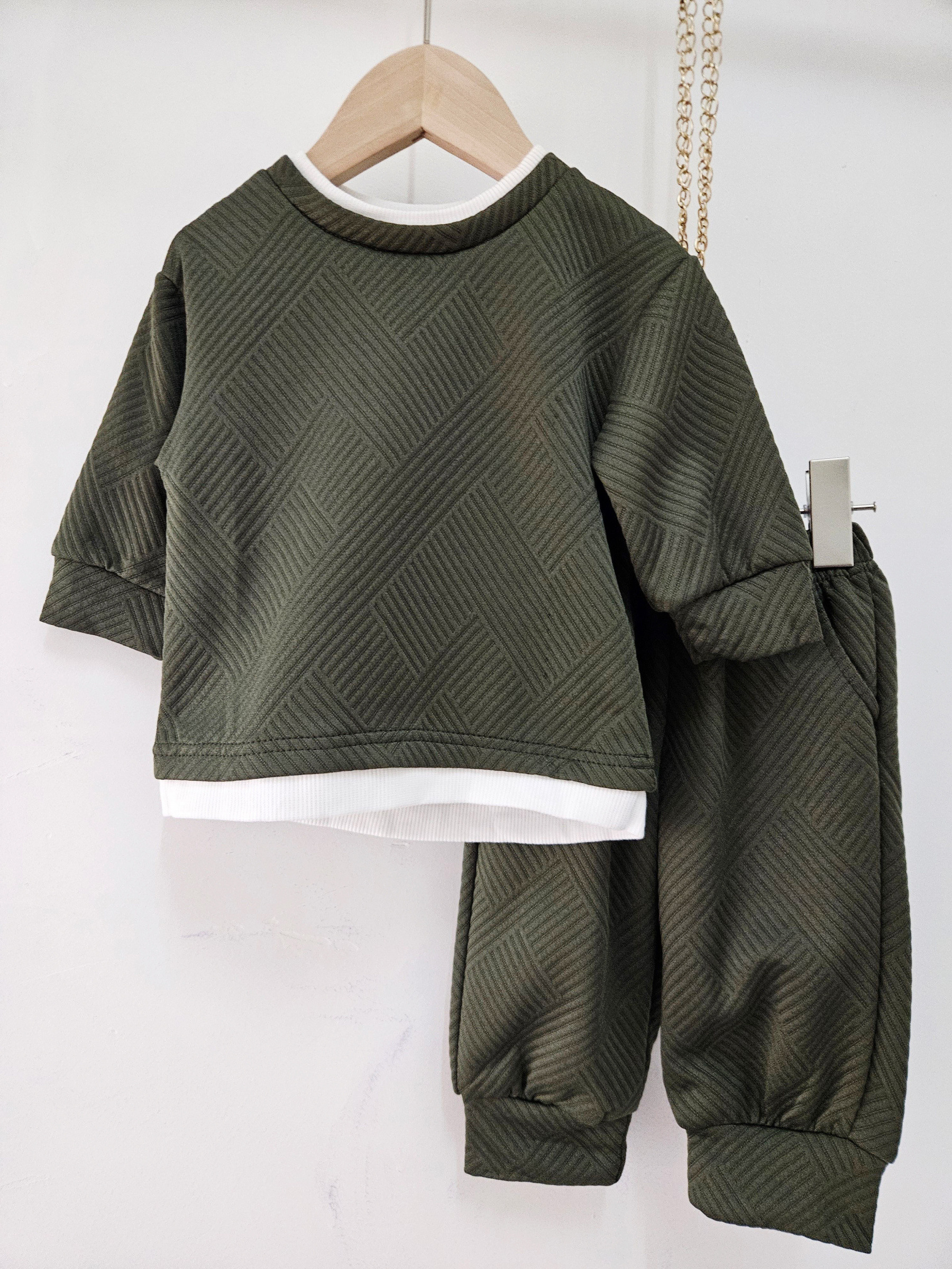 Grossista Chicaprie - Completo Due Pezzi: Maglione a Maniche Lunghe in Tessuto Misto e Jogging Testurizzati a Tinta Unita - Chic Urbano per Neonato Maschio