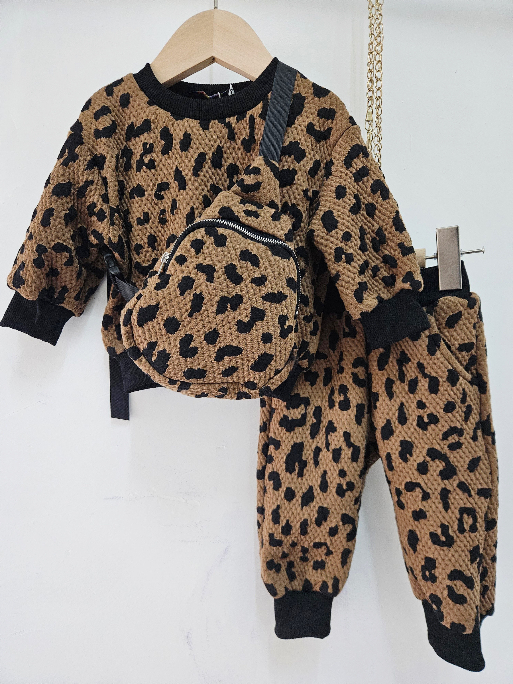 Grossista Chicaprie - Set Felpa a Maniche Lunghe e Jogger Sportivo Leopardo con Borsa Urbana per Neonato Maschio