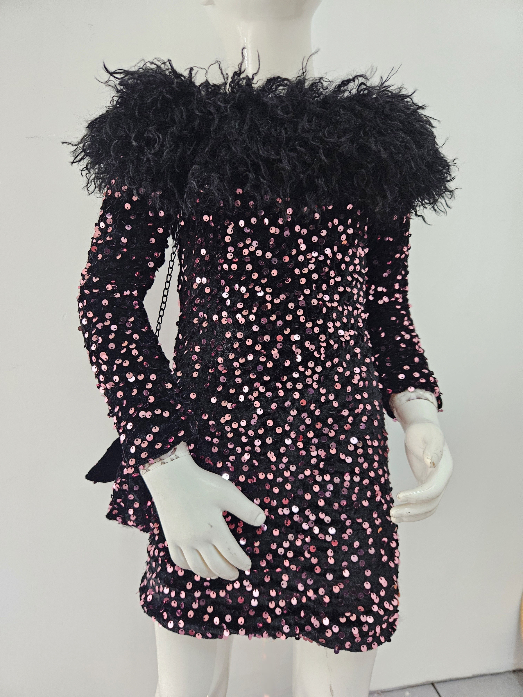 Großhändler Chicaprie - Kurzes Kleid mit Kunstfellkragen und All-Over-Pailletten mit schicker Kettentasche für Party-Mädchen