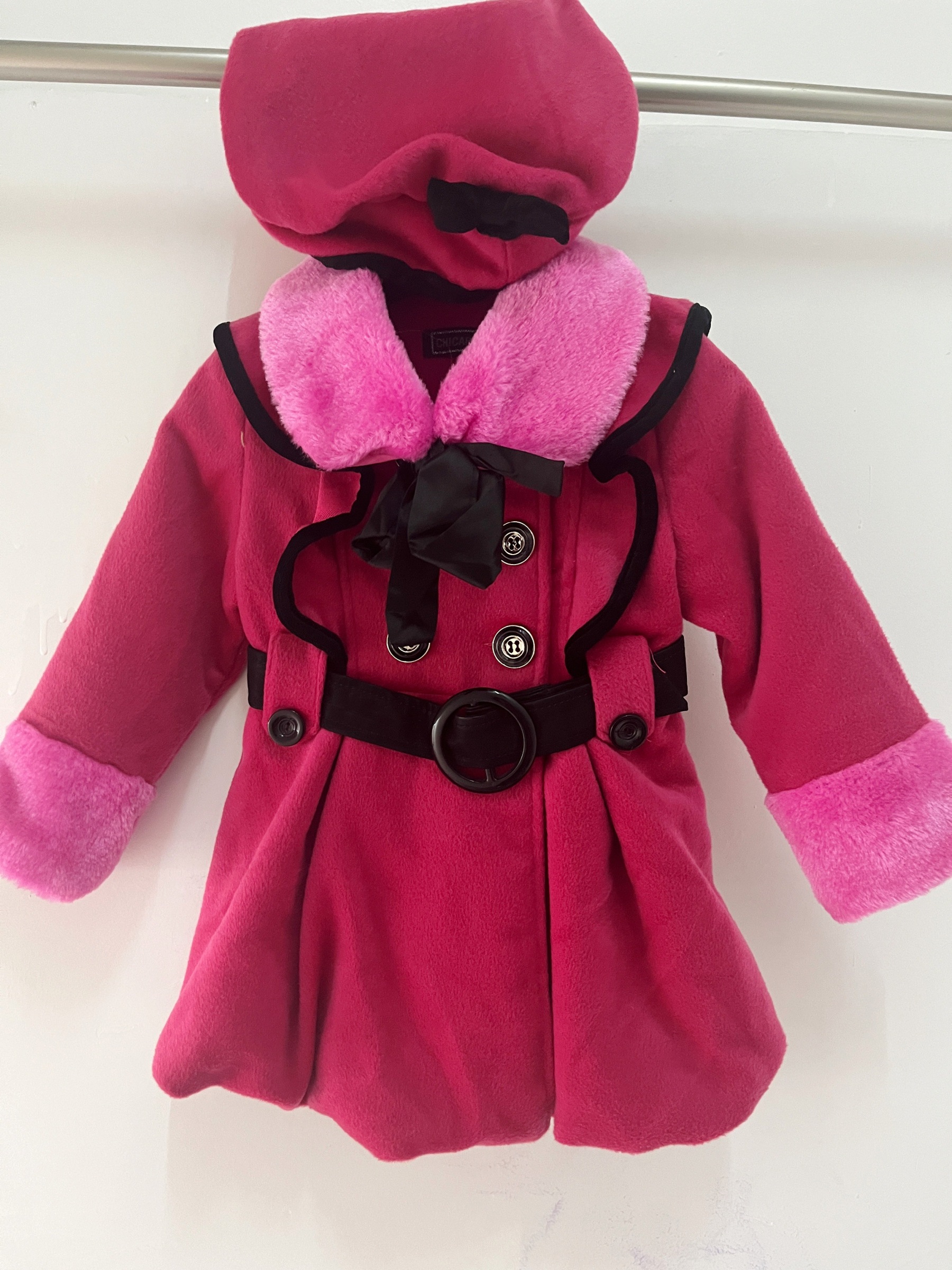 Mayorista Chicaprie - Gabardina Acolchada con Volantes y Piel Sintética, Boina con Lazo Chic para Niñas