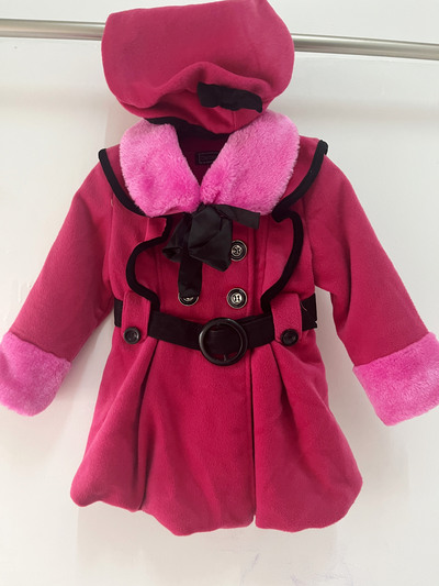 Grossista Chicaprie - Trench Imbottito con Volant e Pelliccia Sintetica, Berretto con Fiocco Chic per Ragazze Grossista Chicaprie - Trench Imbottito con Volant e Pelliccia Sintetica, Berretto con Fiocco Chic per Ragazze
