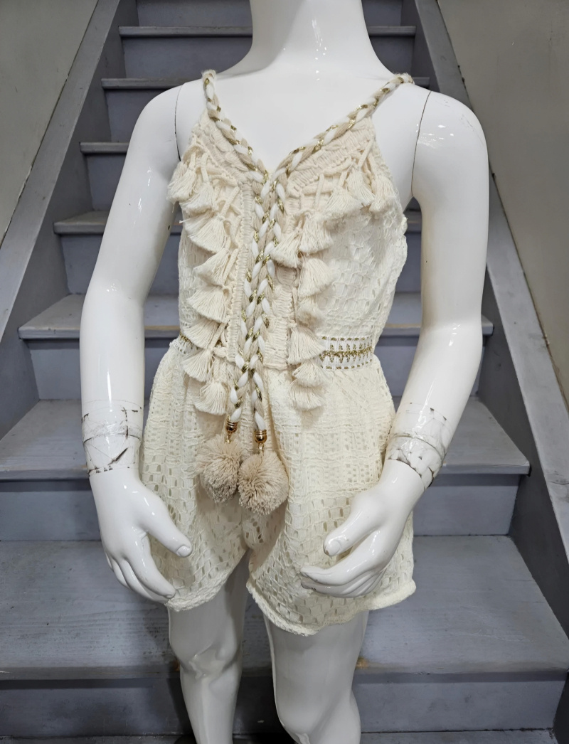 Mayorista Chicaprie - Mono Corto con Encaje, Flecos y Pompón Bohemio para Niña