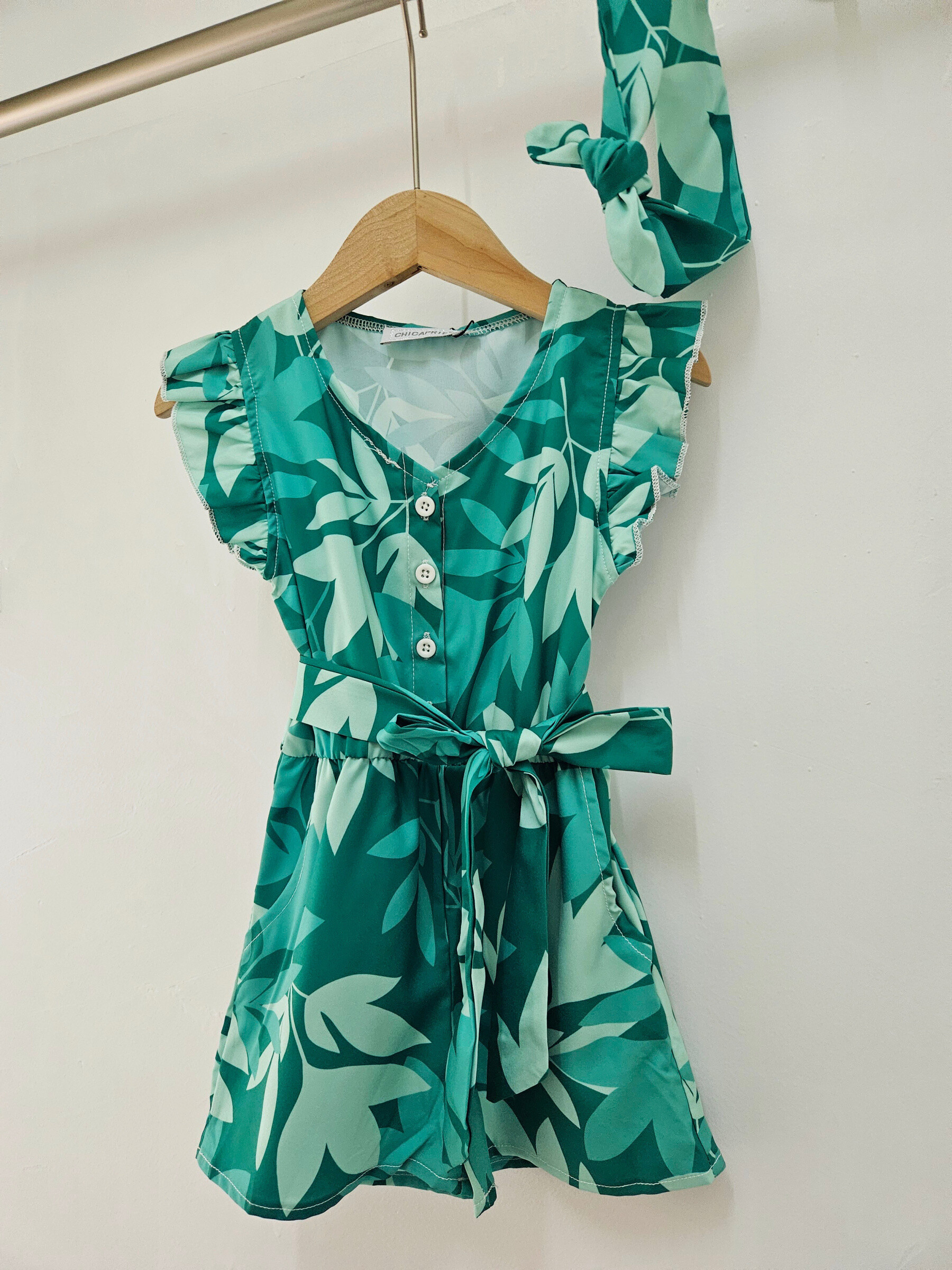 Mayorista Chicaprie - Mono Corto Sin Mangas con Volantes, Botones y Cinturón Estampado Floral Niña