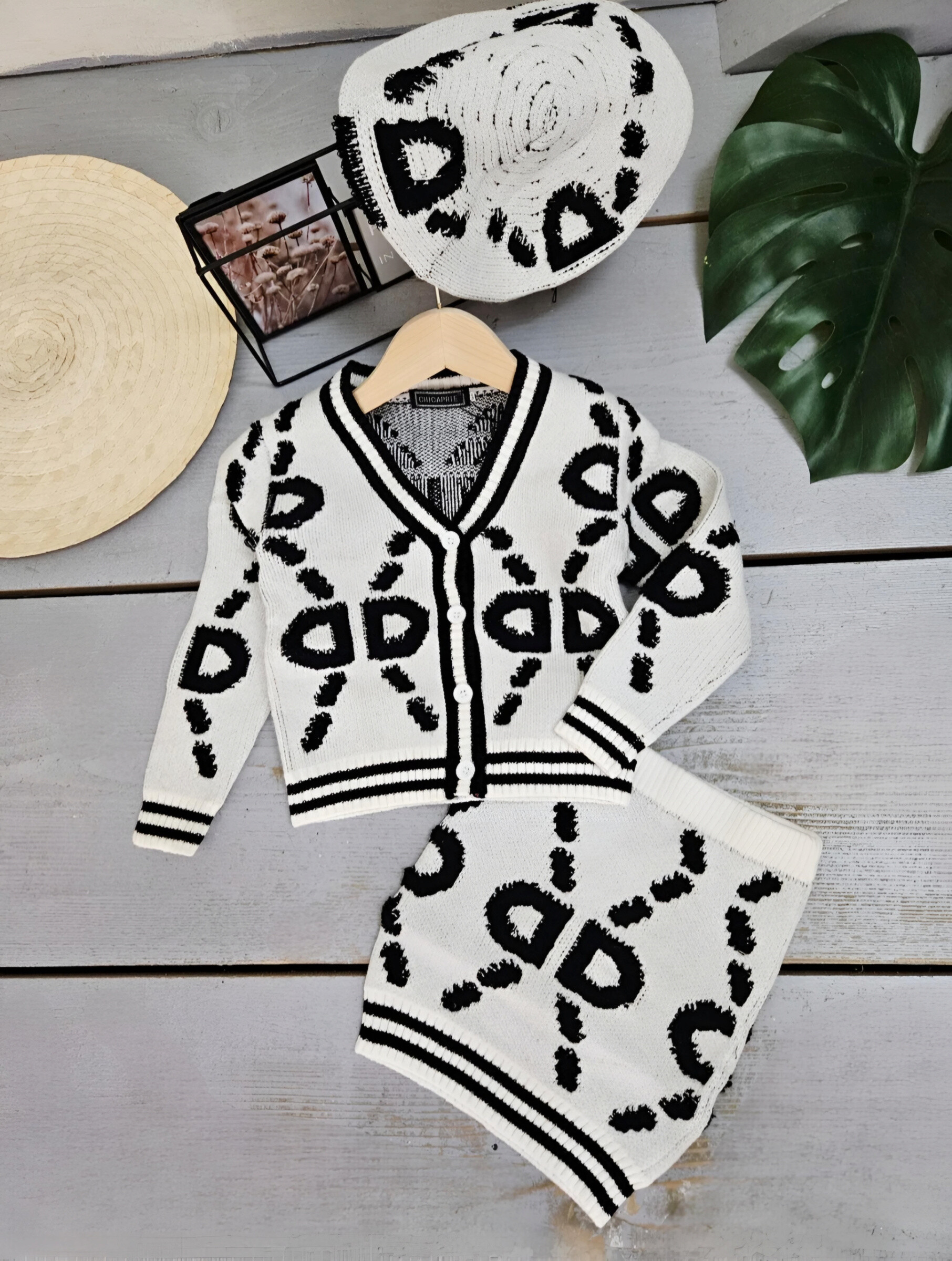 Grossista Chicaprie - Completo da bambina con gilet bicolore e gonna corta con basco