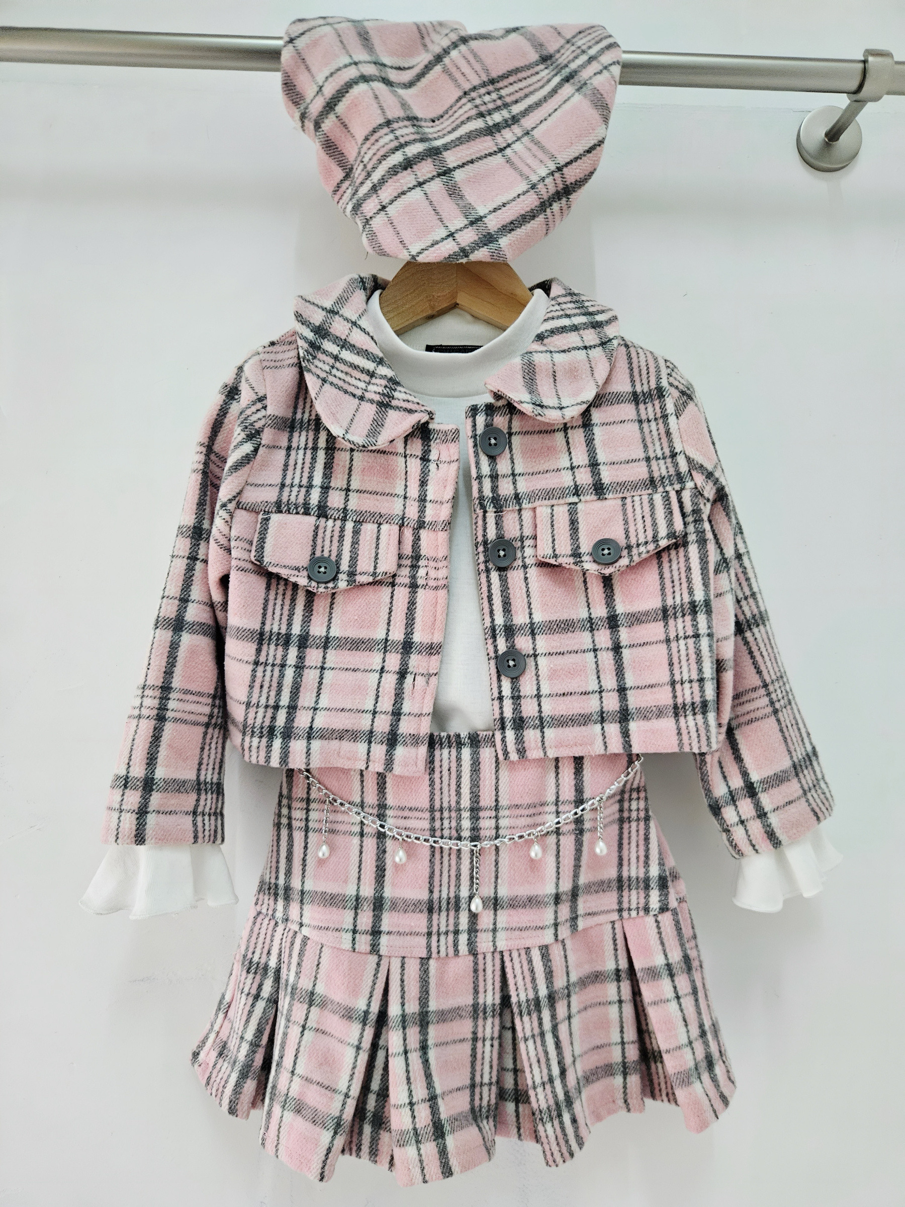Großhändler Chicaprie - Mädchen-Outfit mit Jacke und kurzem Rock, verziert mit einer Perlenkette, Streifen und Karos, kombiniert mit einem einfarbigen Oberteil