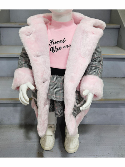 Grossista Chicaprie - Completo per bambina con cappotto in pelliccia sintetica a righe e vestito corto a fiori con fondo svasato Grossista Chicaprie - Completo per bambina con cappotto in pelliccia sintetica a righe e vestito corto a fiori con fondo svasato