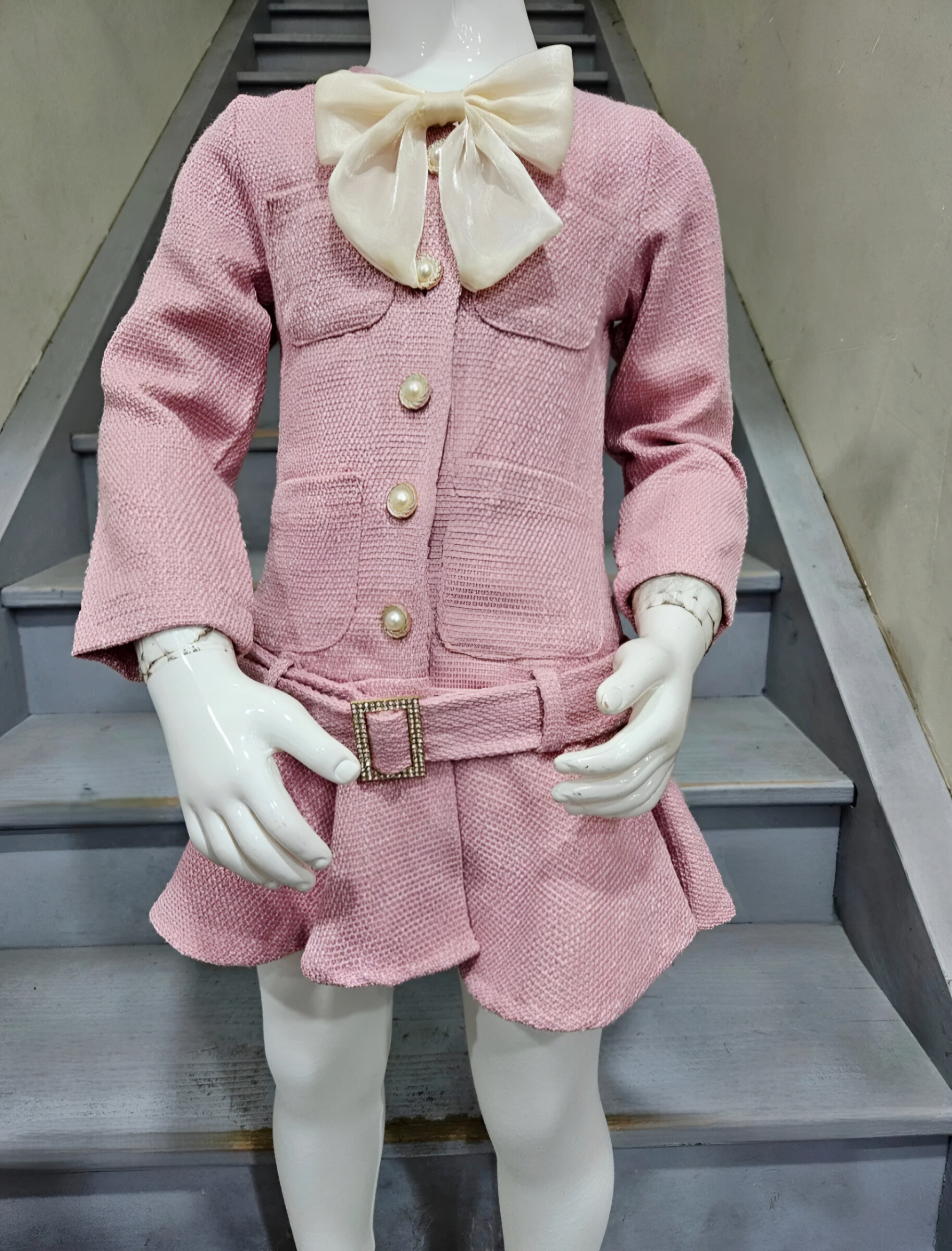 Grossista Chicaprie - Vestito in tweed tinta unita con bottoni di perle, fiocco, stile blazer e cintura per bambina