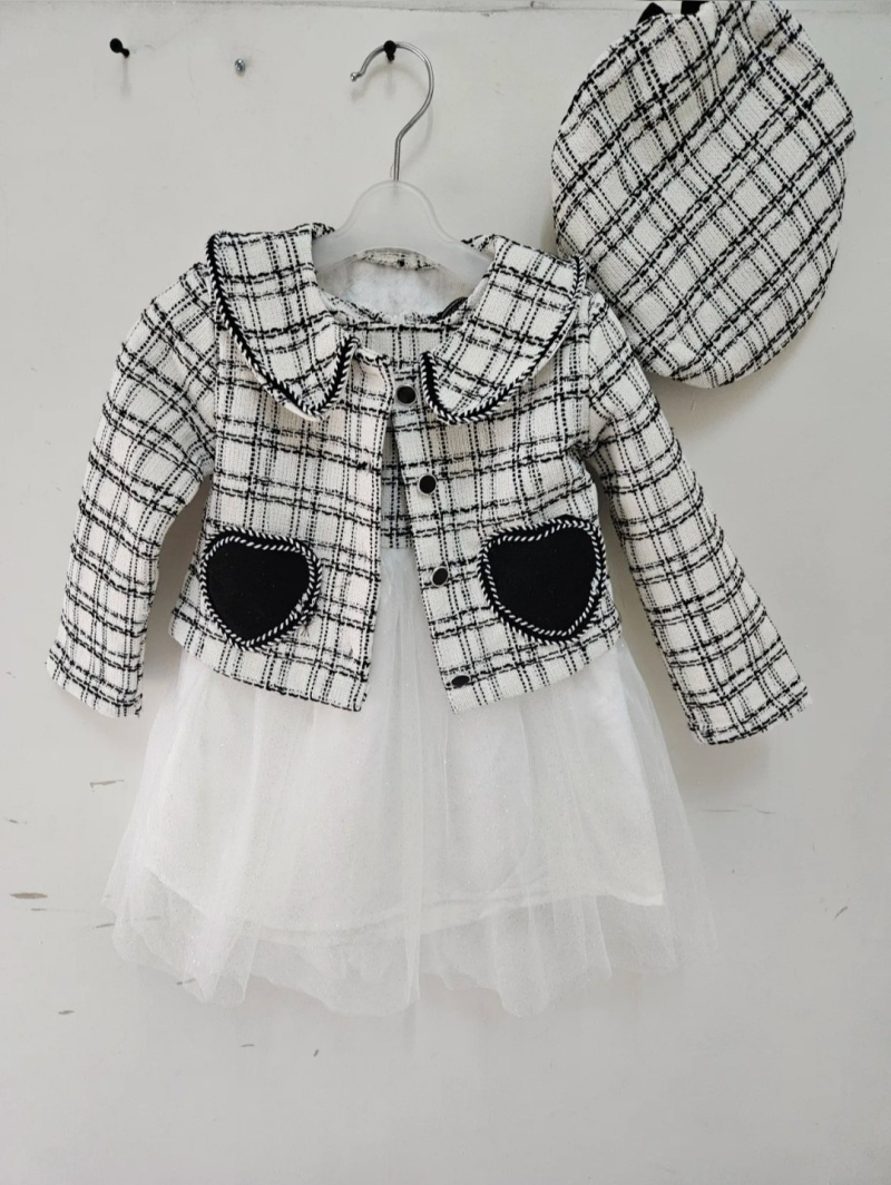 Grossista Chicaprie - Completo giacca con tasche a cuore e basco in tweed con abito e calze velate per una ragazza chic