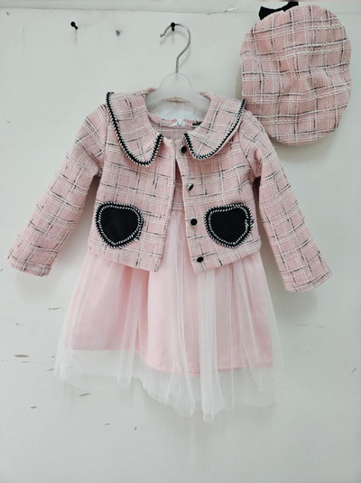 Grossista Chicaprie - Completo giacca con tasche a cuore e basco in tweed con abito e calze velate per una ragazza chic Grossista Chicaprie - Completo giacca con tasche a cuore e basco in tweed con abito e calze velate per una ragazza chic