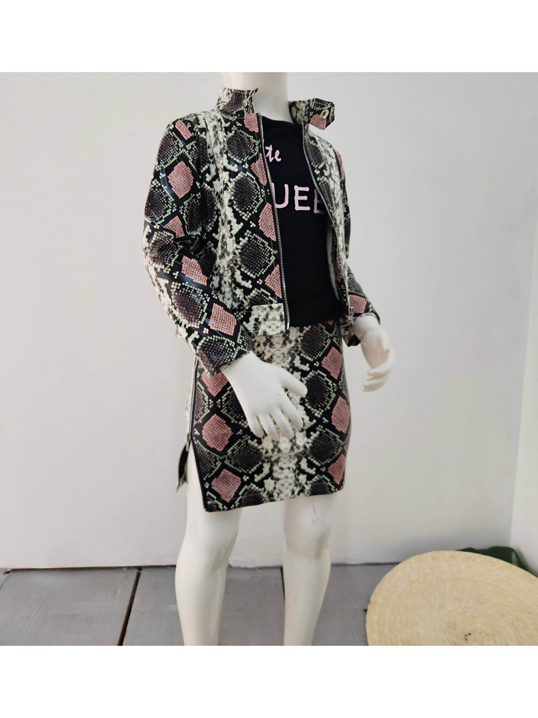 Großhändler Chicaprie - Mädchen Outfit im urbanen Stil mit Jacke, kurzem Rock mit Schlangenmuster-Reißverschluss und einfarbigem T-Shirt