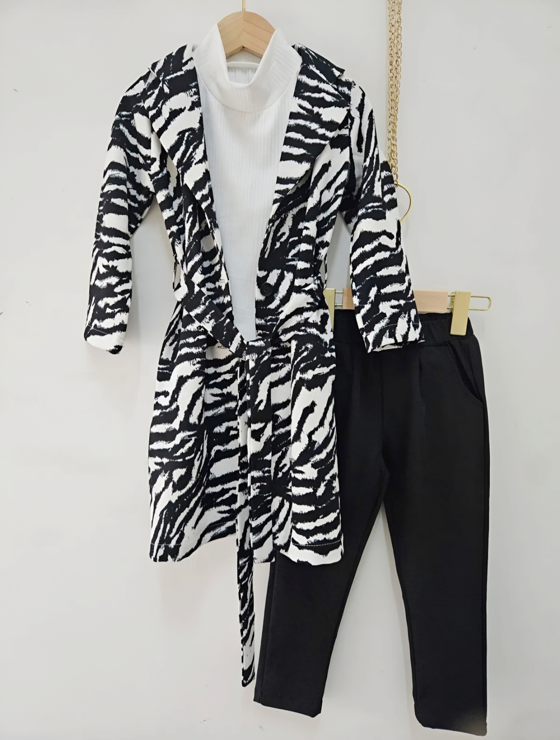 Grossista Chicaprie - Completo ragazza con blazer kimono stampa zebra, t-shirt e pantaloni tinta unita