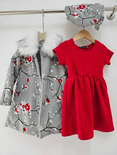 Grossista Chicaprie - Completo da bambina composto da un cappotto in pelliccia sintetica con ricamo floreale di ciliegio giapponese e un vestito a tinta unita Grossista Chicaprie - Completo da bambina composto da un cappotto in pelliccia sintetica con ricamo floreale di ciliegio giapponese e un vestito a tinta unita