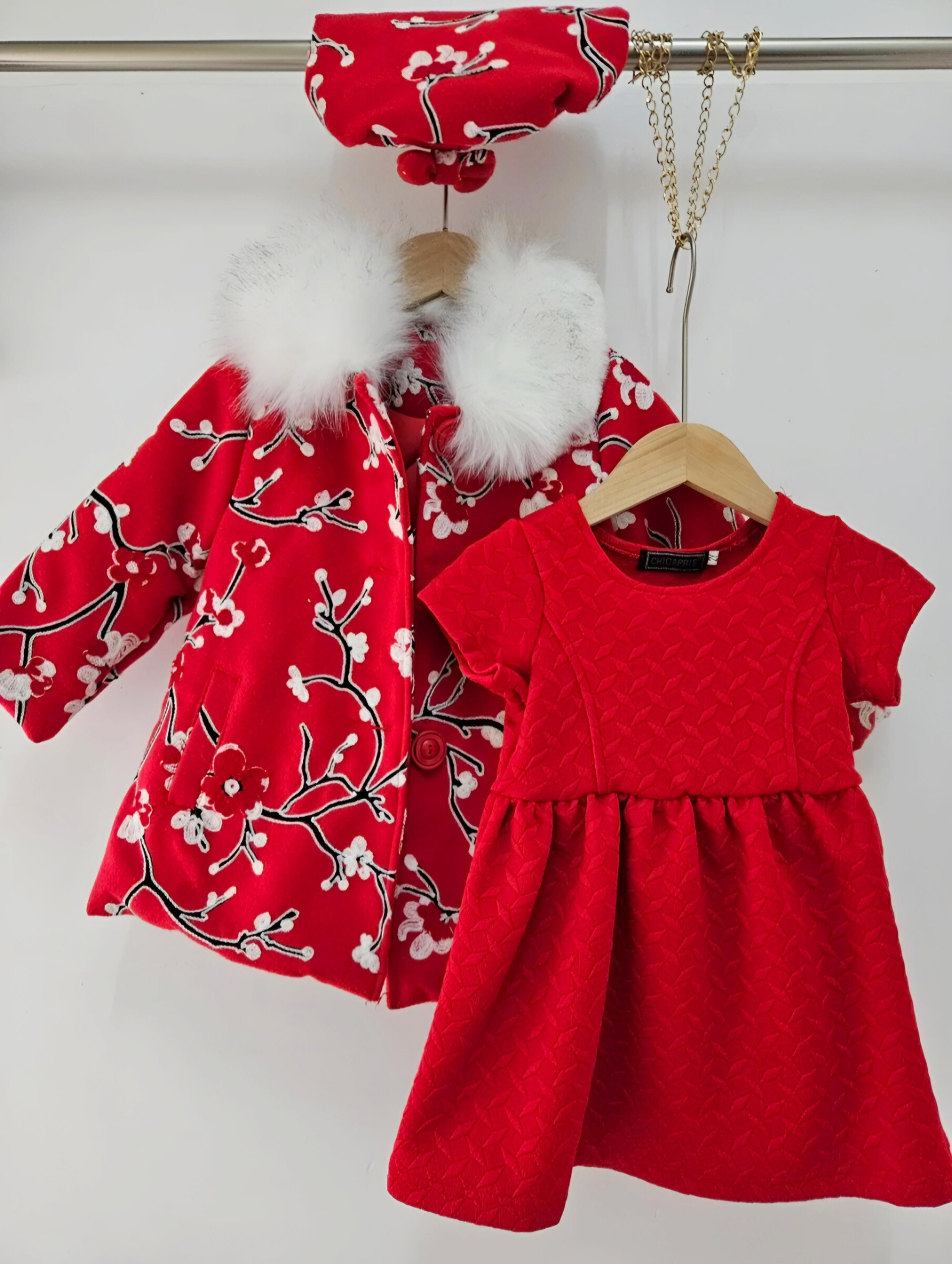 Grossista Chicaprie - Completo da bambina composto da un cappotto in pelliccia sintetica con ricamo floreale di ciliegio giapponese e un vestito a tinta unita
