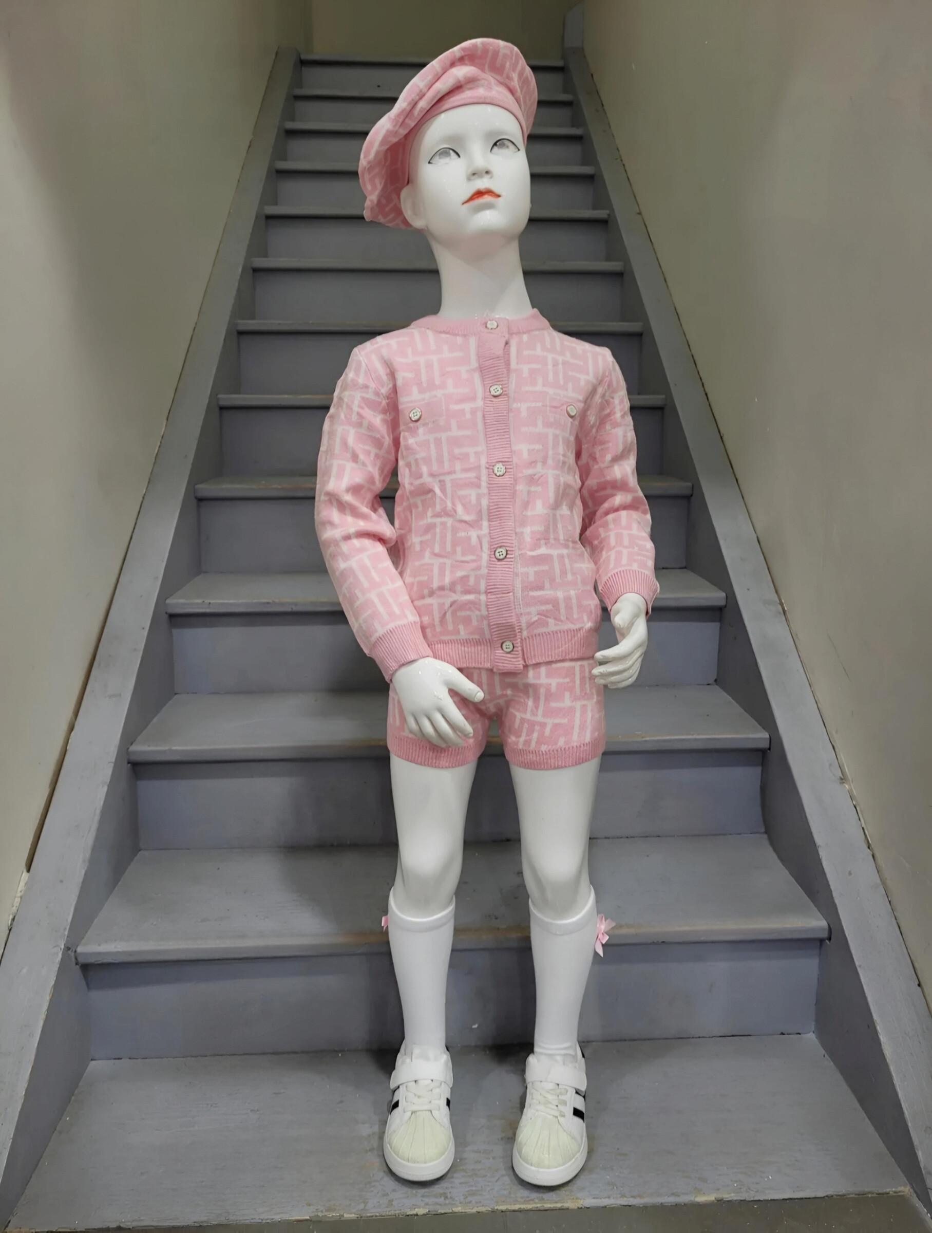 Grossista Chicaprie - Completo maglia bicolore con gilet e pantaloncini corti, calzini con fiocco e berretto per bambina