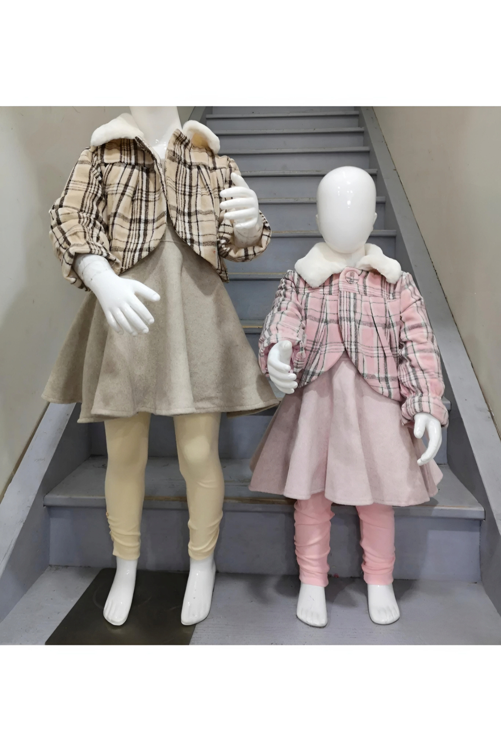Grossiste Chicaprie - Ensemble Gilet Faux Fourrure Rayures Carreaux Et Robe Uni Froid Fille