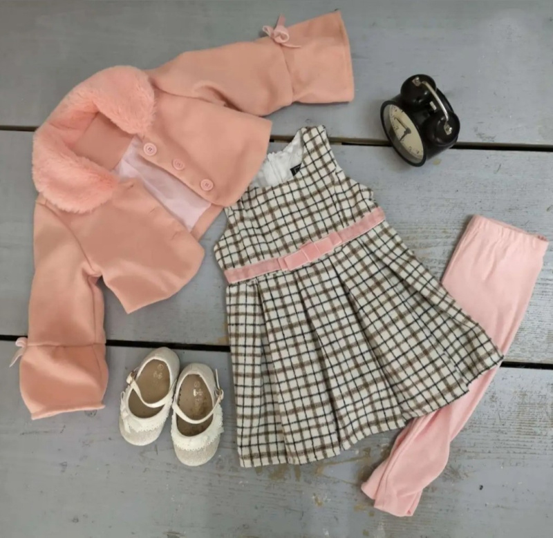Grossista Chicaprie - Completo da bambina con giacca in pelliccia sintetica con fiocco e vestito a quadri con fiocco in nastro