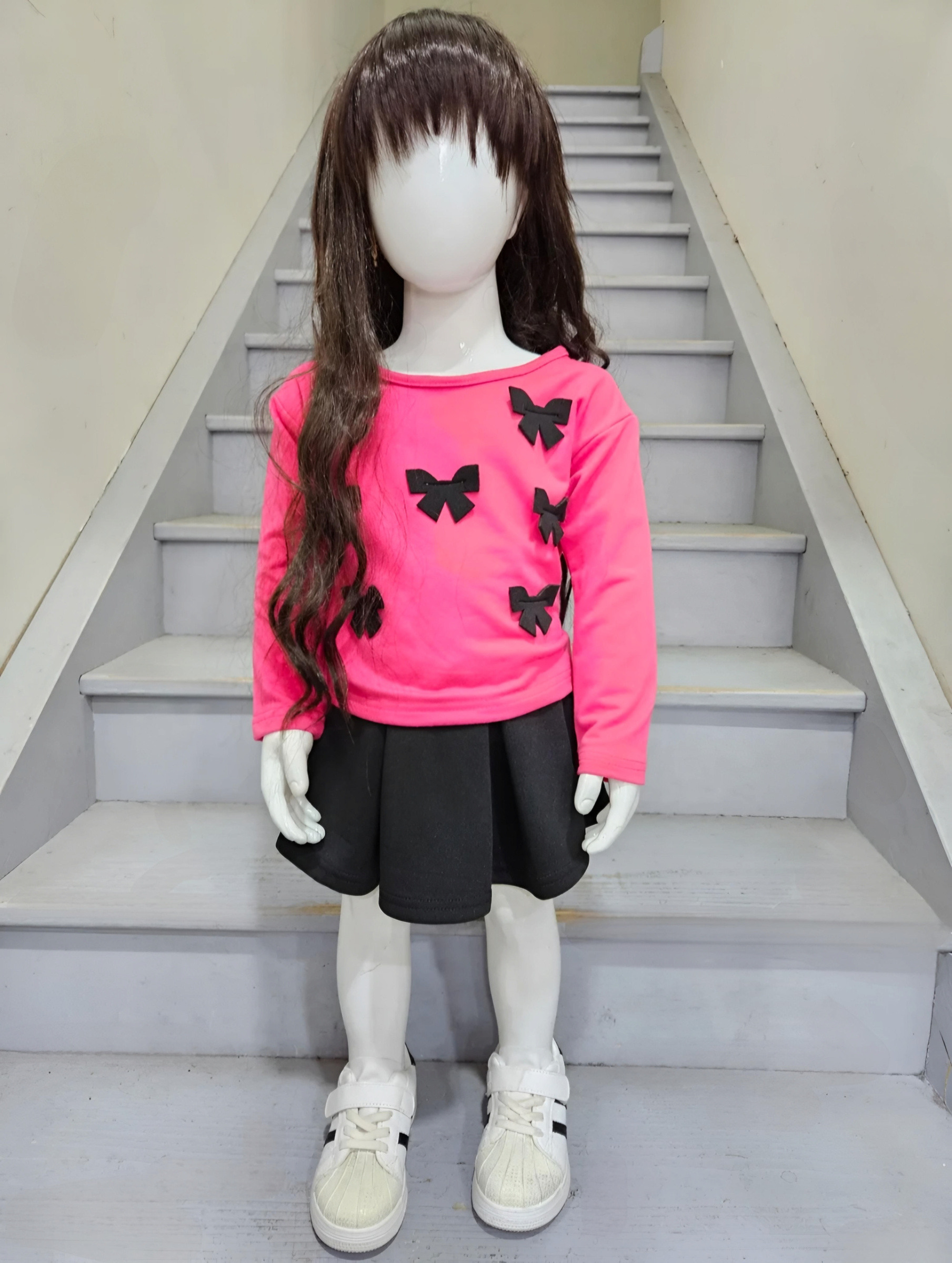 Großhändler Chicaprie - Mädchen-Outfit bestehend aus einem langärmligen Oberteil mit Schmetterlingen und einem kurzen, einfarbigen Faltenrock