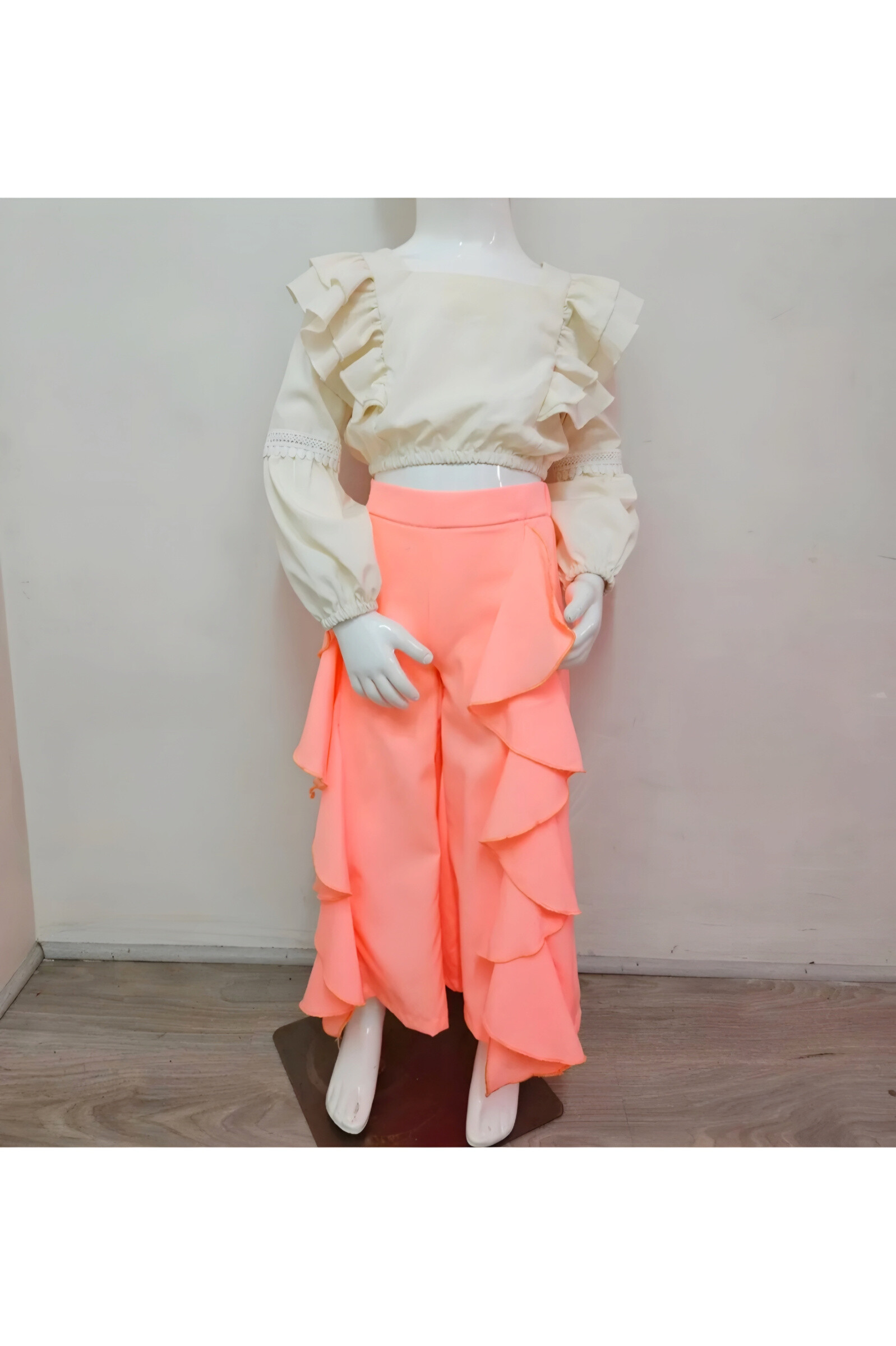 Grossista Chicaprie - Completino da ragazza composto da crop top a tinta unita con volant e pon pon, abbinato a pantaloni fluidi