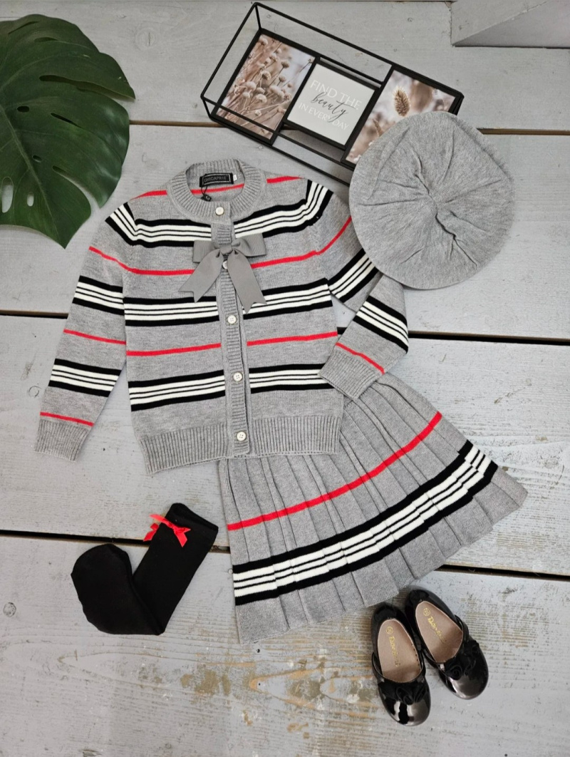 Grossista Chicaprie - Un completo da ragazza composto da gilet con fiocco, gonna corta a pieghe a righe, maglia e basco