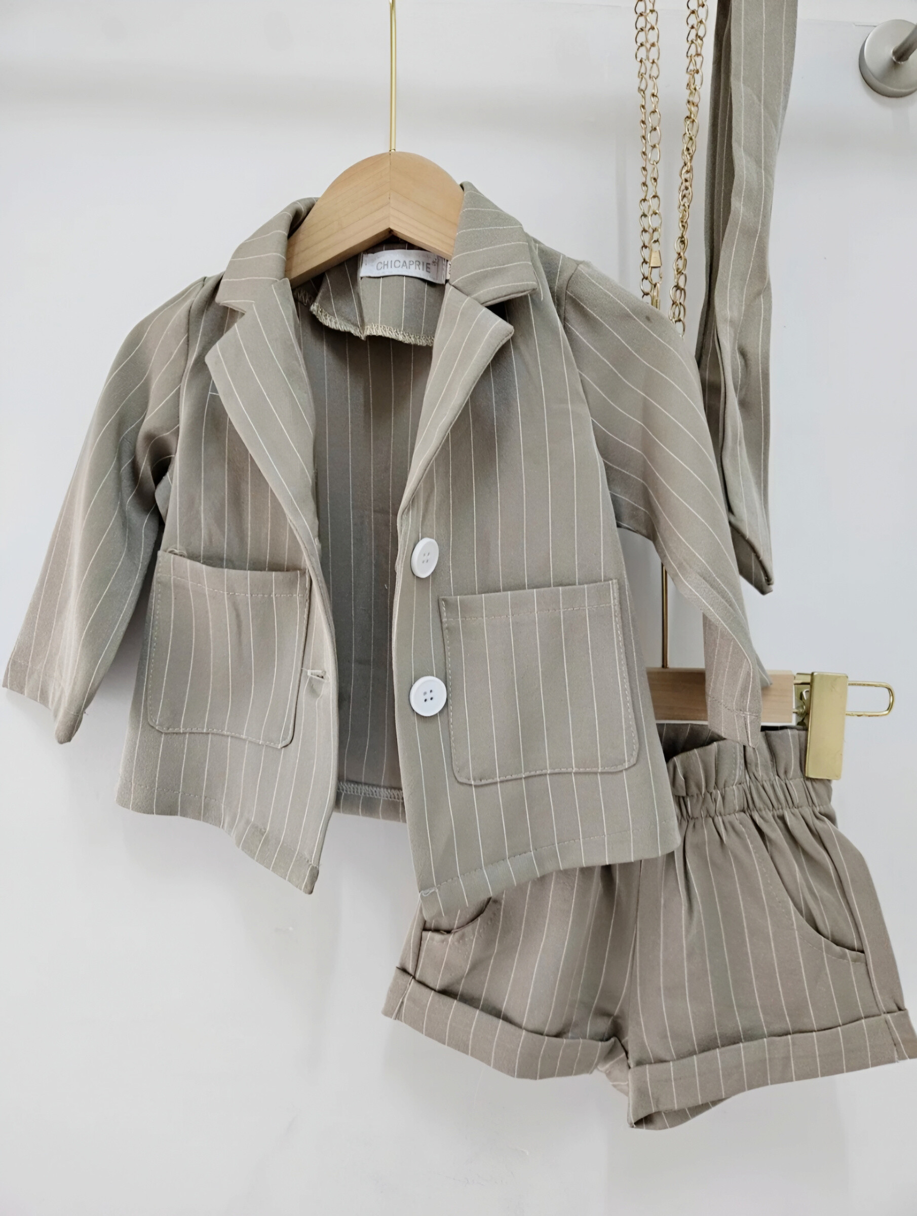 Grossiste Chicaprie - Ensemble Veste Boutons Et Short Classique Rayures Verticales Bandeau Fille