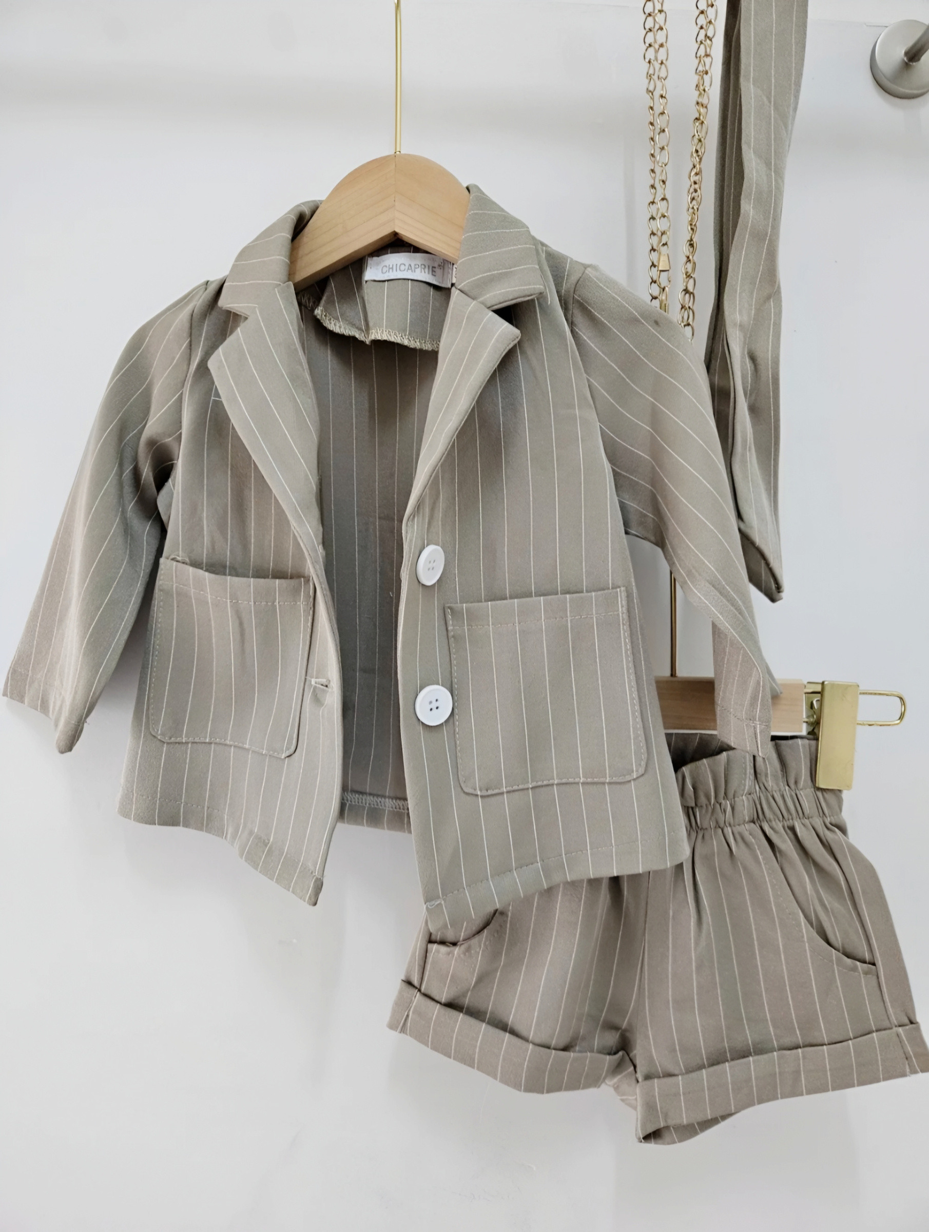 Großhändler Chicaprie - Mädchen-Outfit mit einer geknöpften Jacke und klassischen Shorts mit vertikalen Streifen und einem Haarband