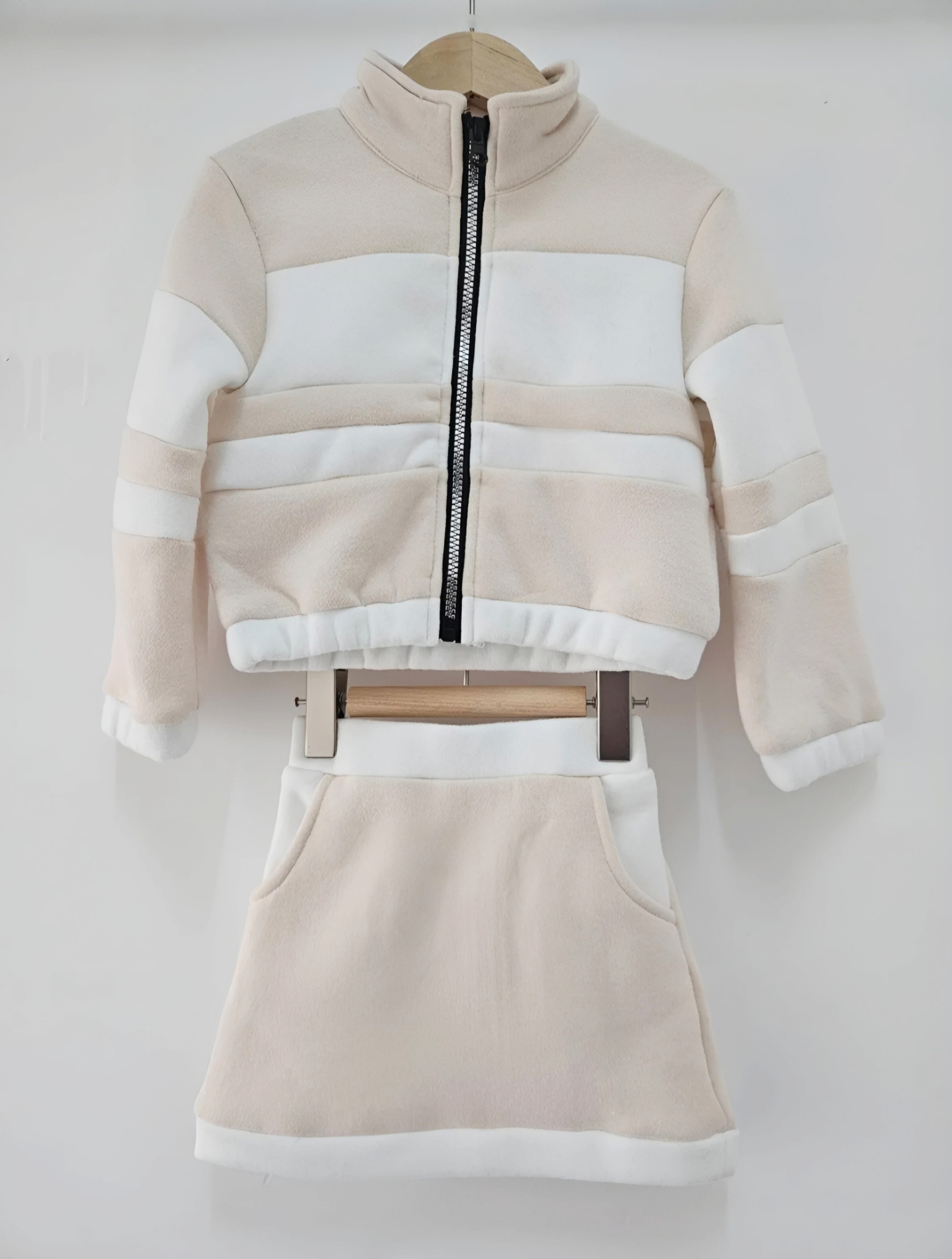 Großhändler Chicaprie - Modernes, sportliches Mädchen-Set mit zweifarbiger kurzer Rock und Jacke mit Reißverschluss