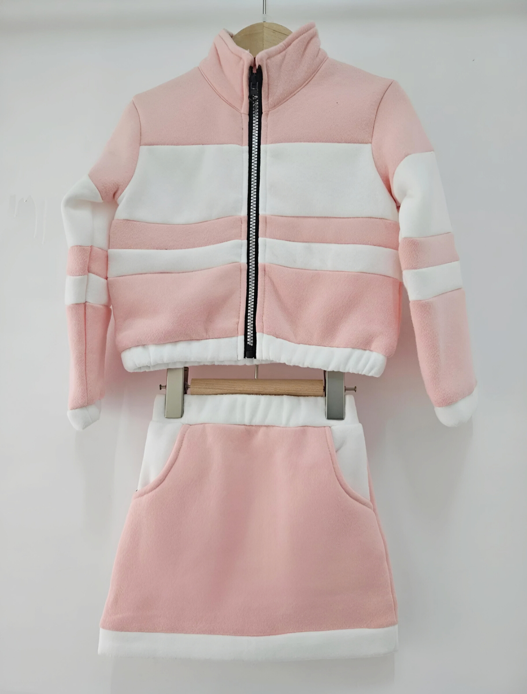 Grossista Chicaprie - Completo sportivo moderno da ragazza composto da giacca con zip e minigonna bicolore