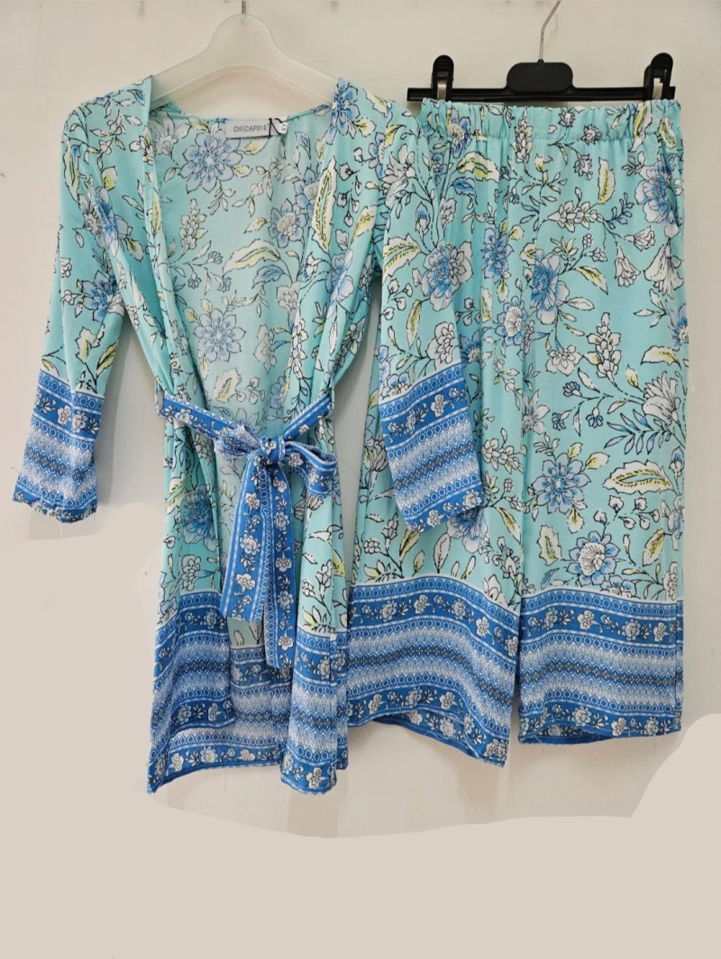 Grossista Chicaprie - Completo da bambina composto da kimono e pantaloni leggeri, fluidi e a fantasia floreale con cintura