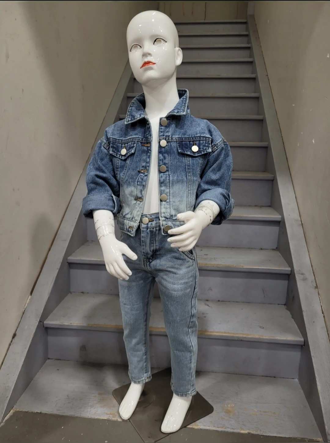 Großhändler Chicaprie - Mädchen Outfit im klassischen Street-Style mit Jeansjacke mit Knöpfen und verwaschenen Jeans