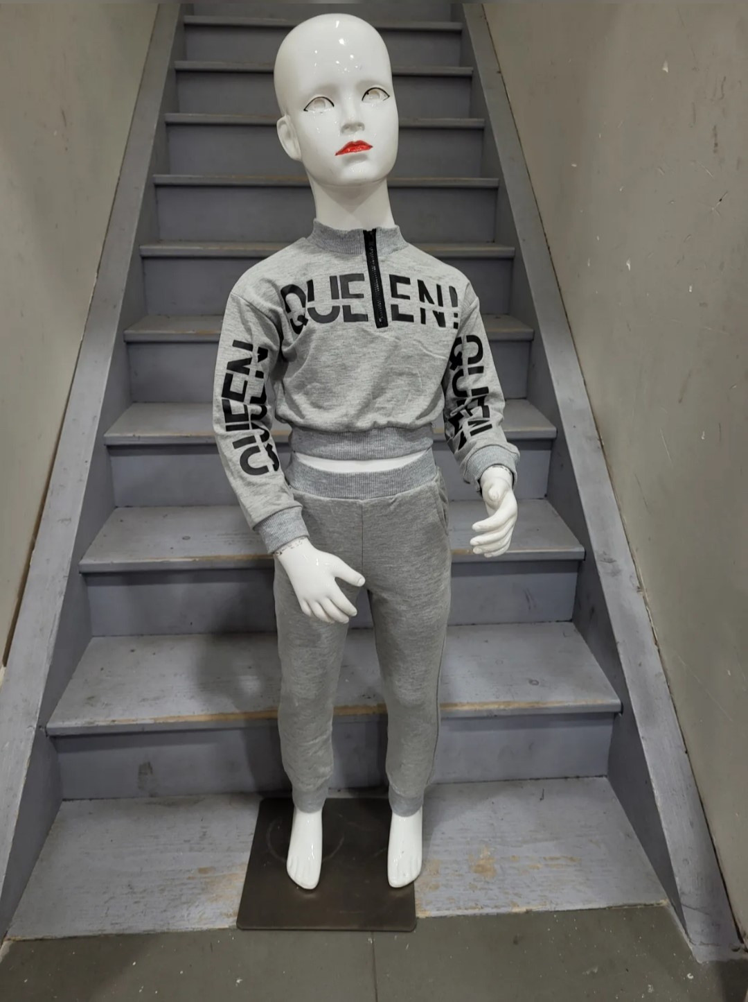 Großhändler Chicaprie - Mädchen Sportanzug-Set mit "Queen"-Print, kurzem Sweatshirt mit Reißverschluss und passender Jogginghose