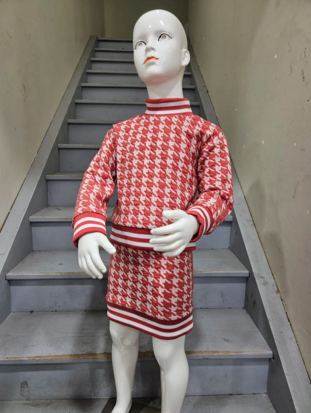 Großhändler Chicaprie - Mädchen-Outfit mit langärmligem Pullover und kurzem Rock im zweifarbigen Hahnentrittmuster