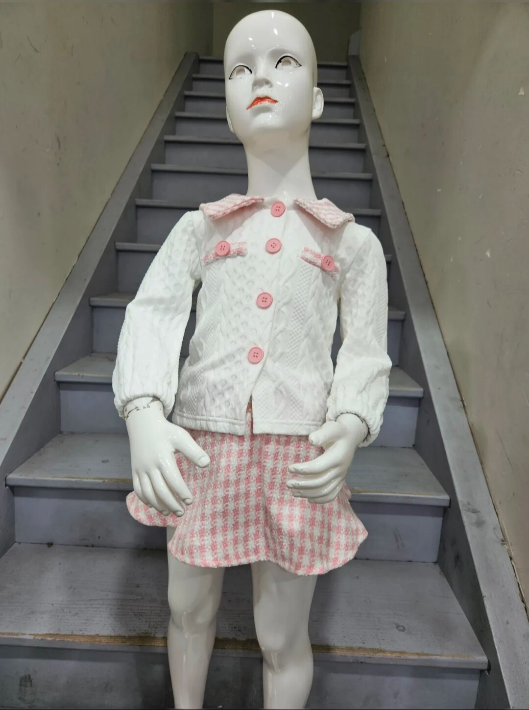 Grossista Chicaprie - Completo da bambina composto da top fantasia con bottoni e gonna corta in tweed a quadri