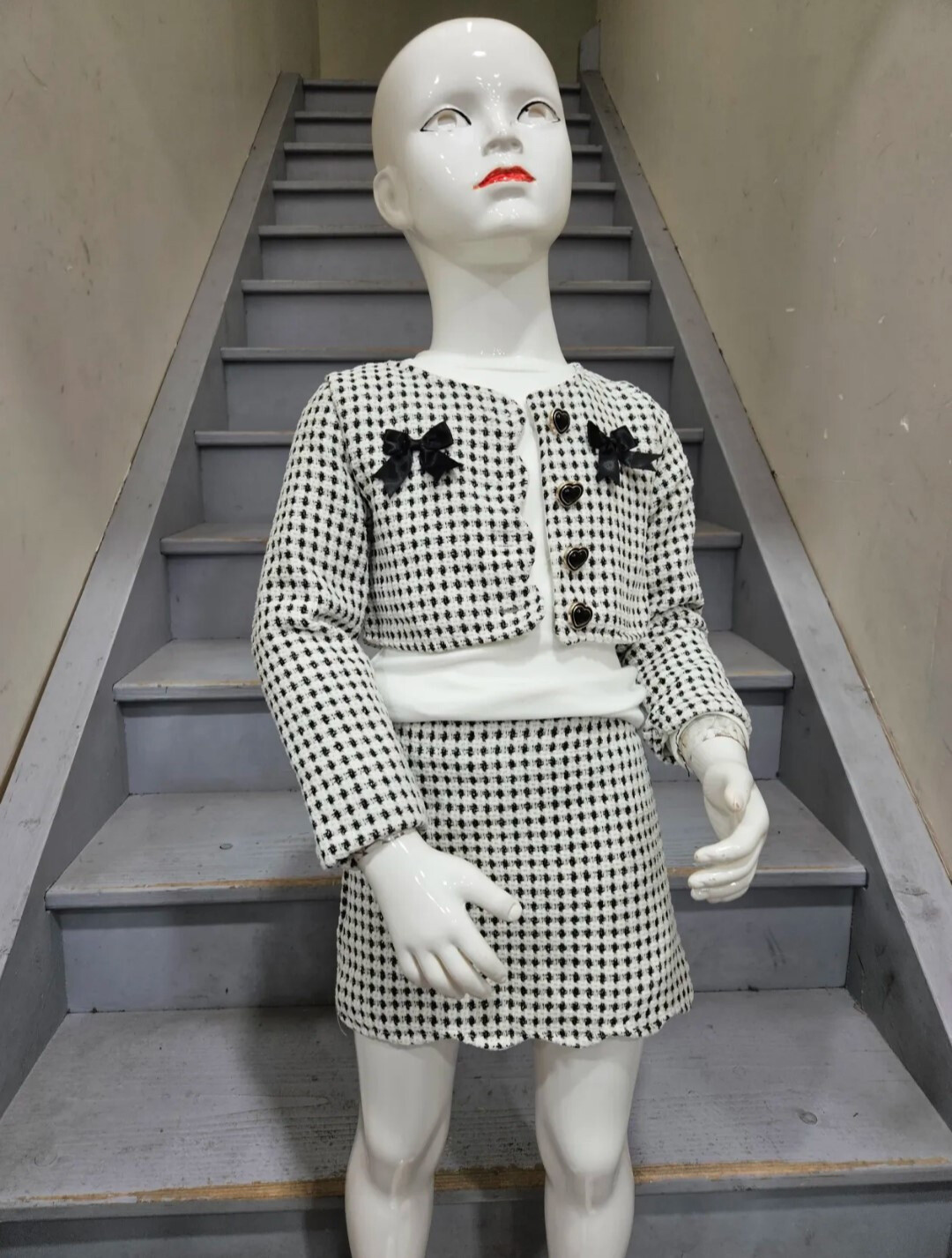 Grossista Chicaprie - Completo bambina composto da giacca con nodi e bottoni a forma di cuore e gonna corta in tweed a quadri