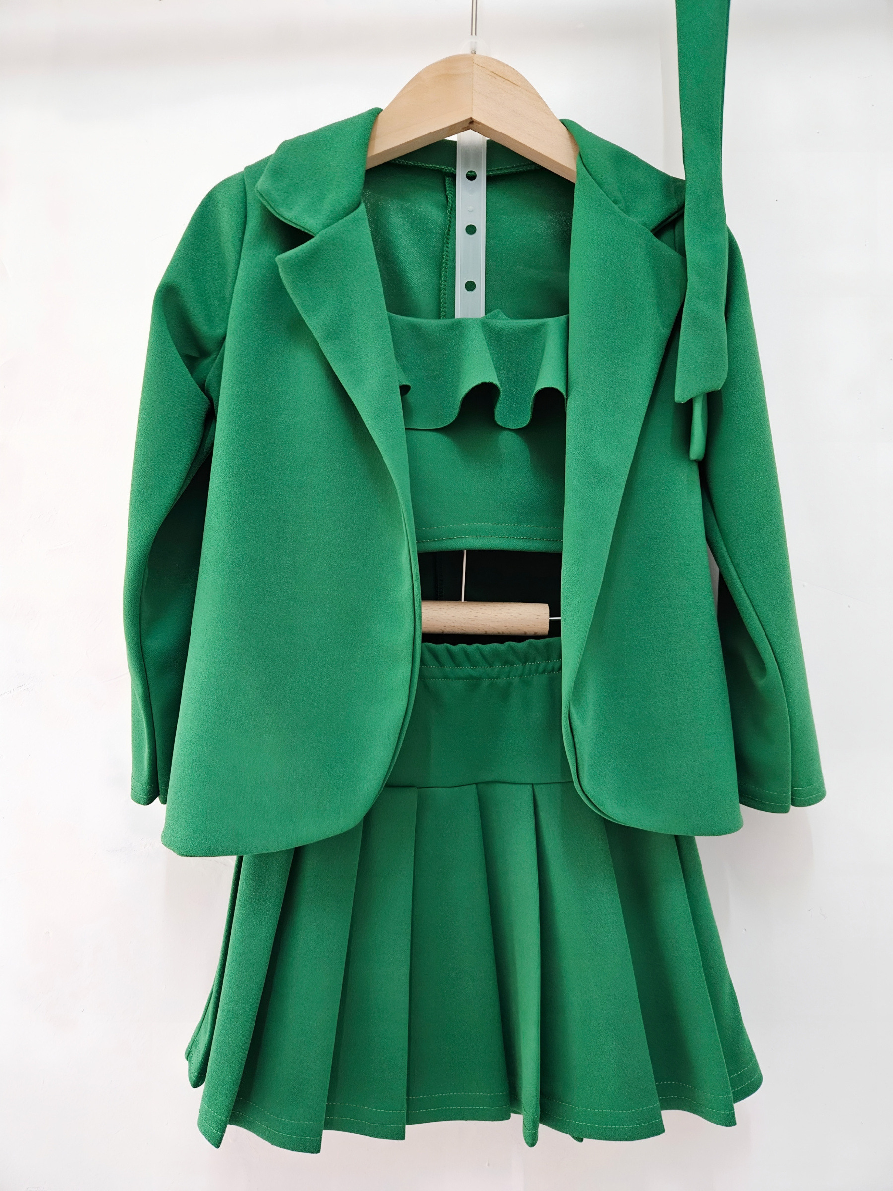 Großhändler Chicaprie - Mädchen-Outfit mit Blazerjacke und passendem unifarbenen Faltenminirock und Rüschentop
