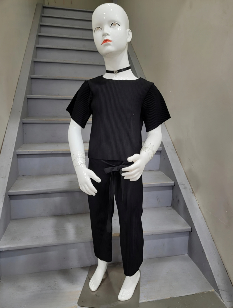 Grossista Chicaprie - Completo da bambina composto da top e pantaloni a tinta unita plissettati con scollo rotondo a cuore